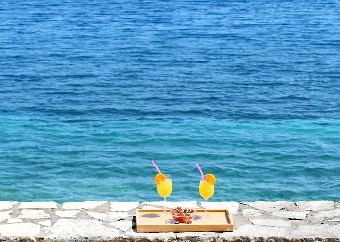 Violeta Lefkada Vila *