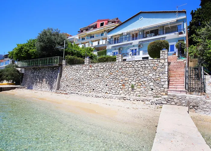 Violeta Lefkada Vila *